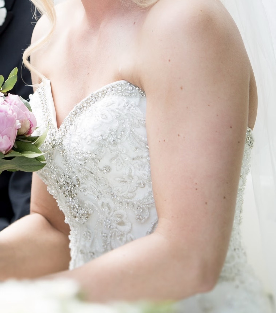 Brudekjole fra allure bridal med hjerteringet utringning og perlebroderier