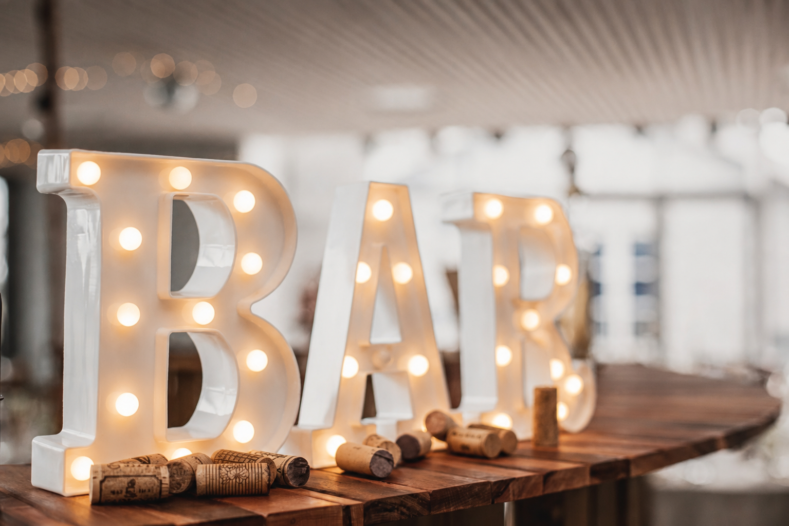 "beer" og "bar" skilte med lys i til festen 