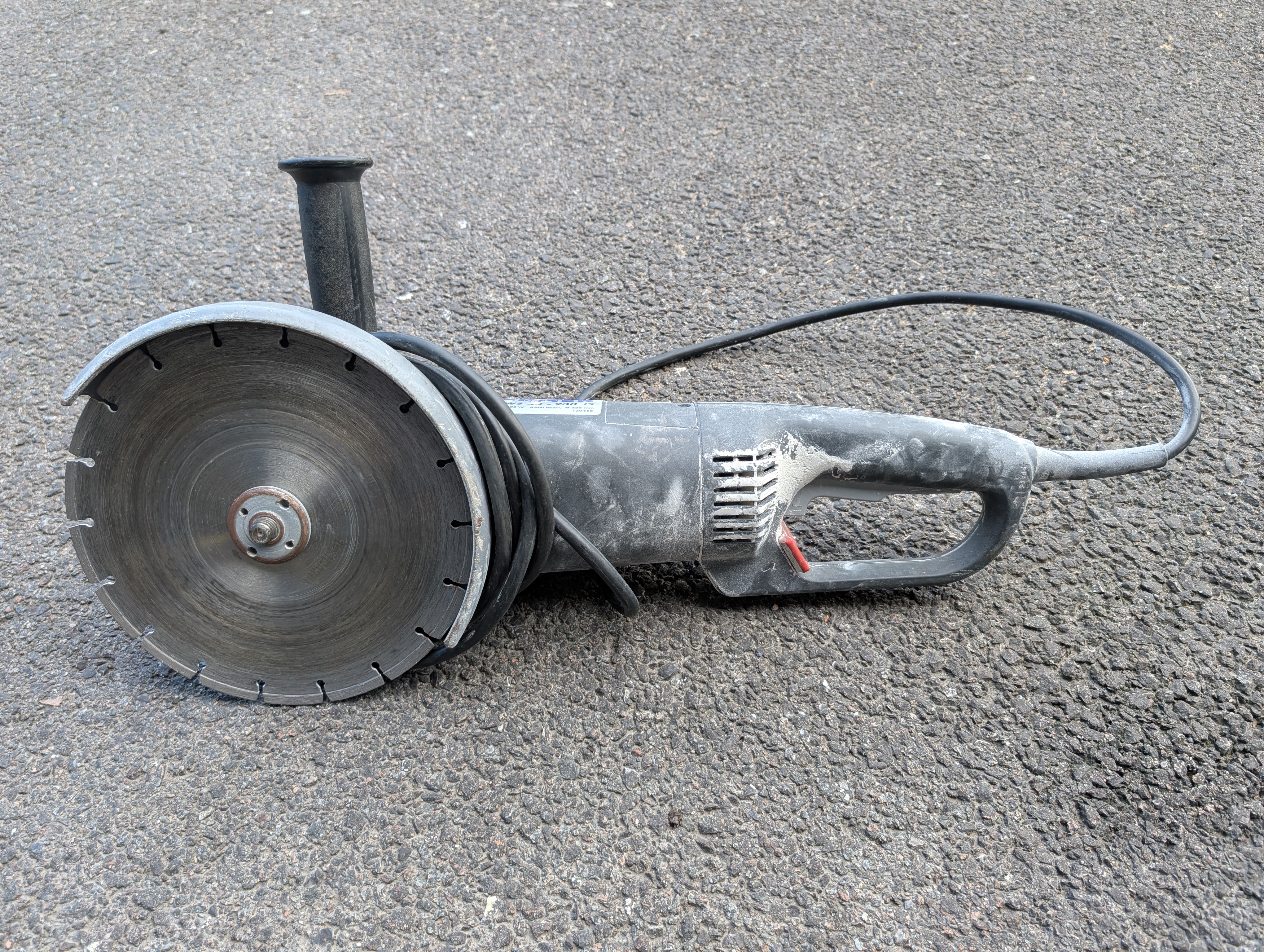 Kraftig 230 mm vinkelsliper med diamantskive