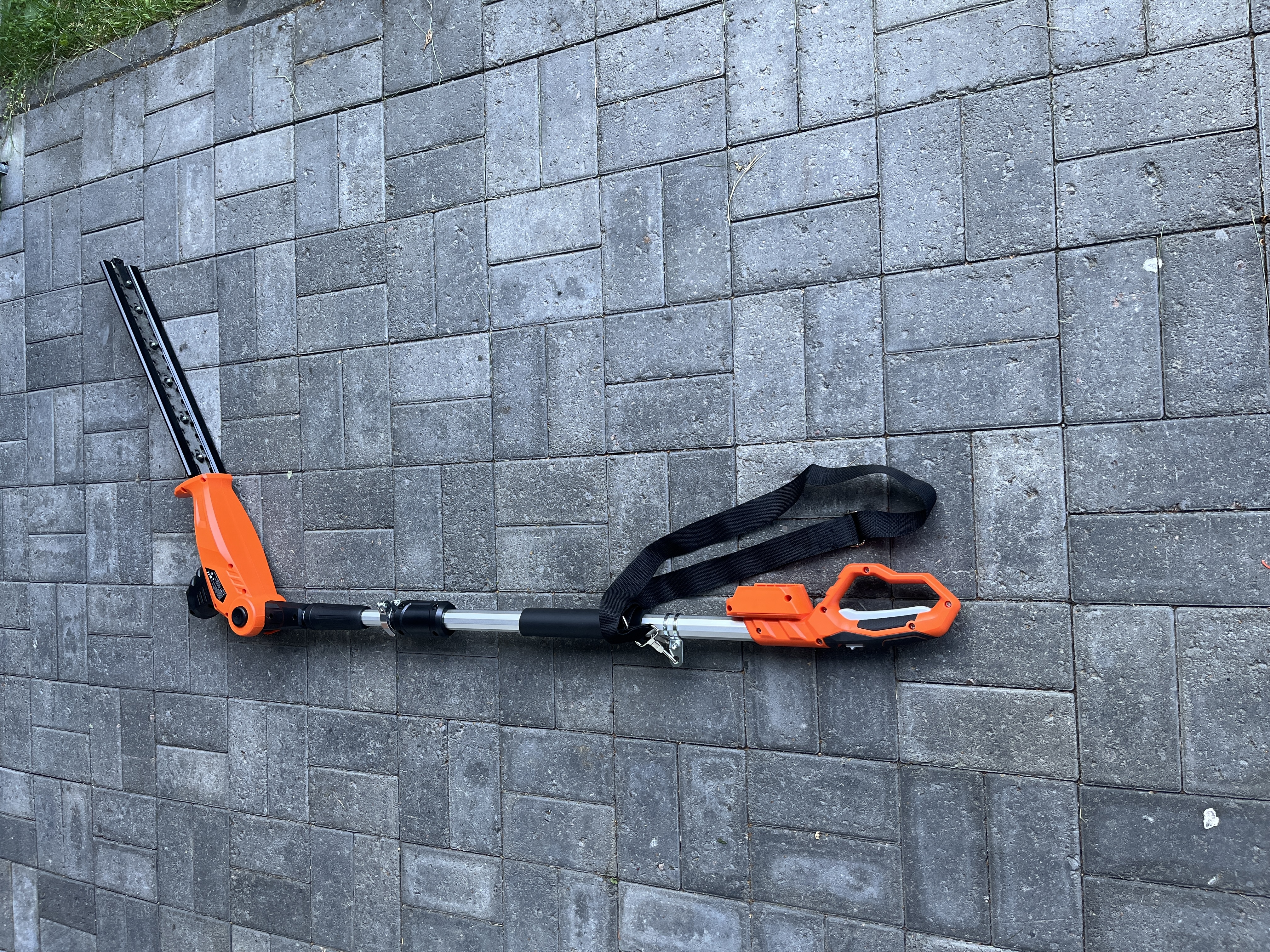 Akkukäyttöinen pensasleikkuri jatkovarrella