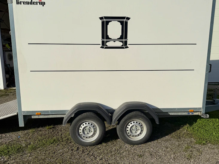 Skap henger med kjøre lem.