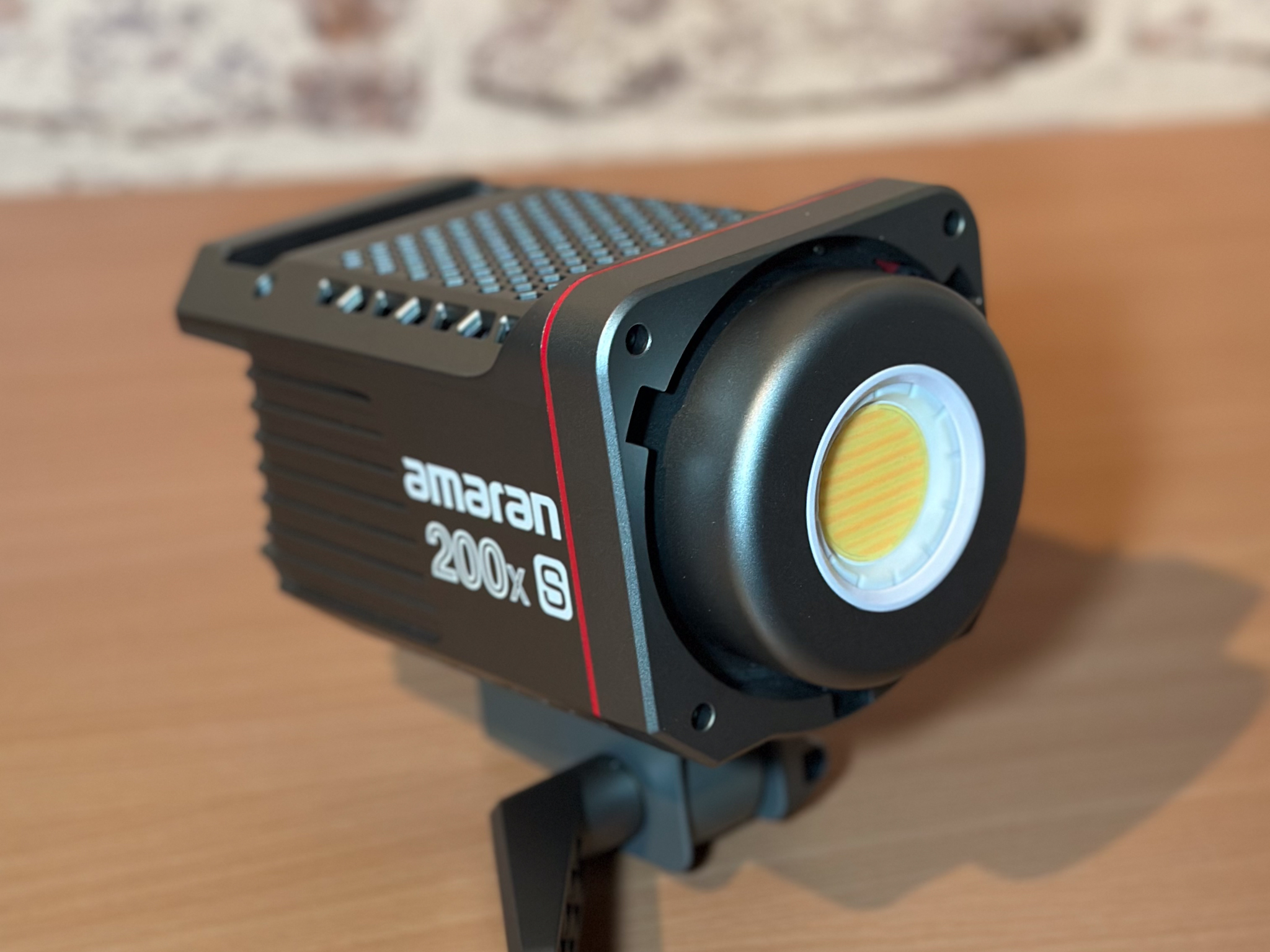 Amaran 200x s bi-colour studio light
