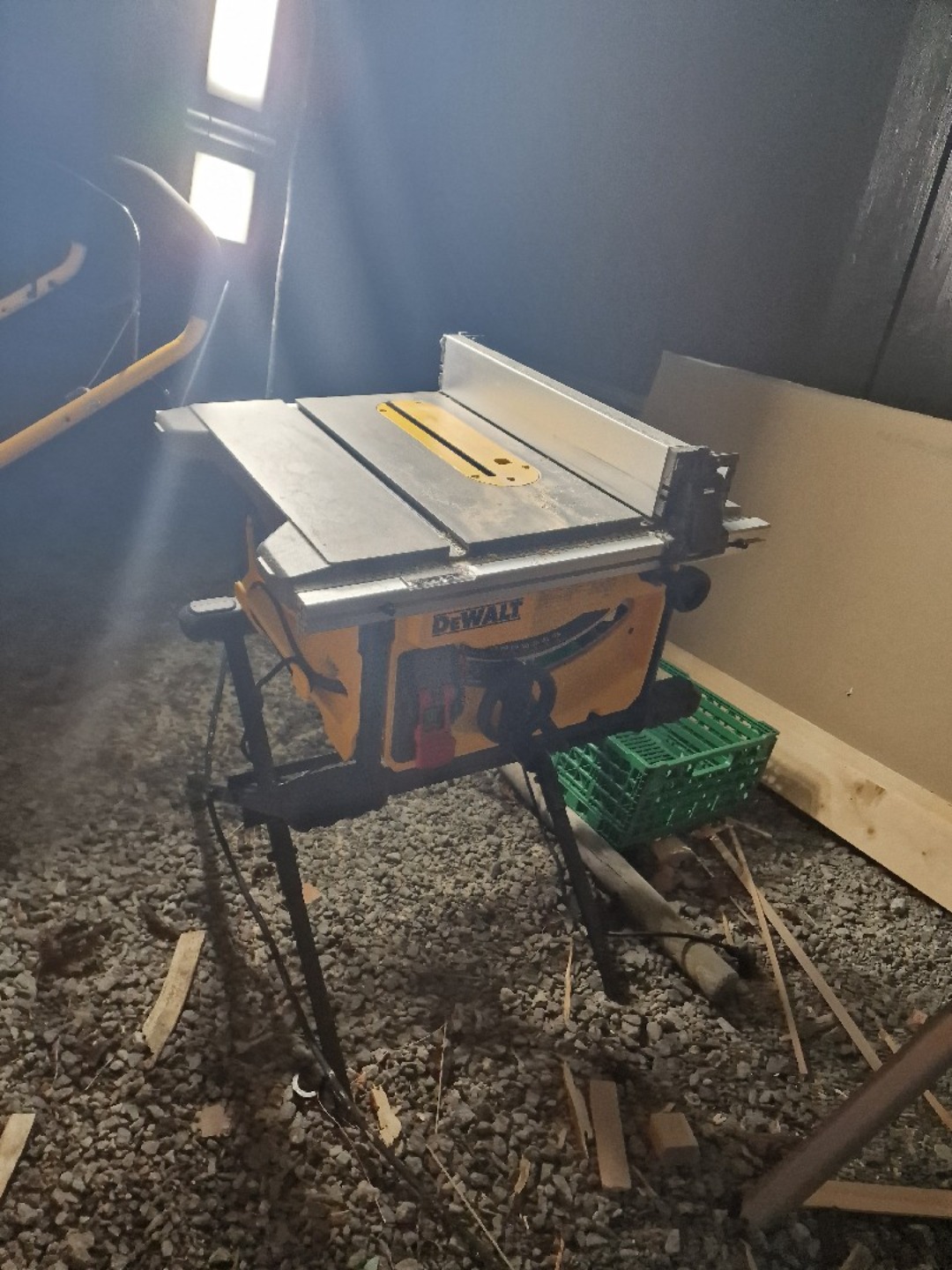 Dewalt bordsag med stativ leies ut