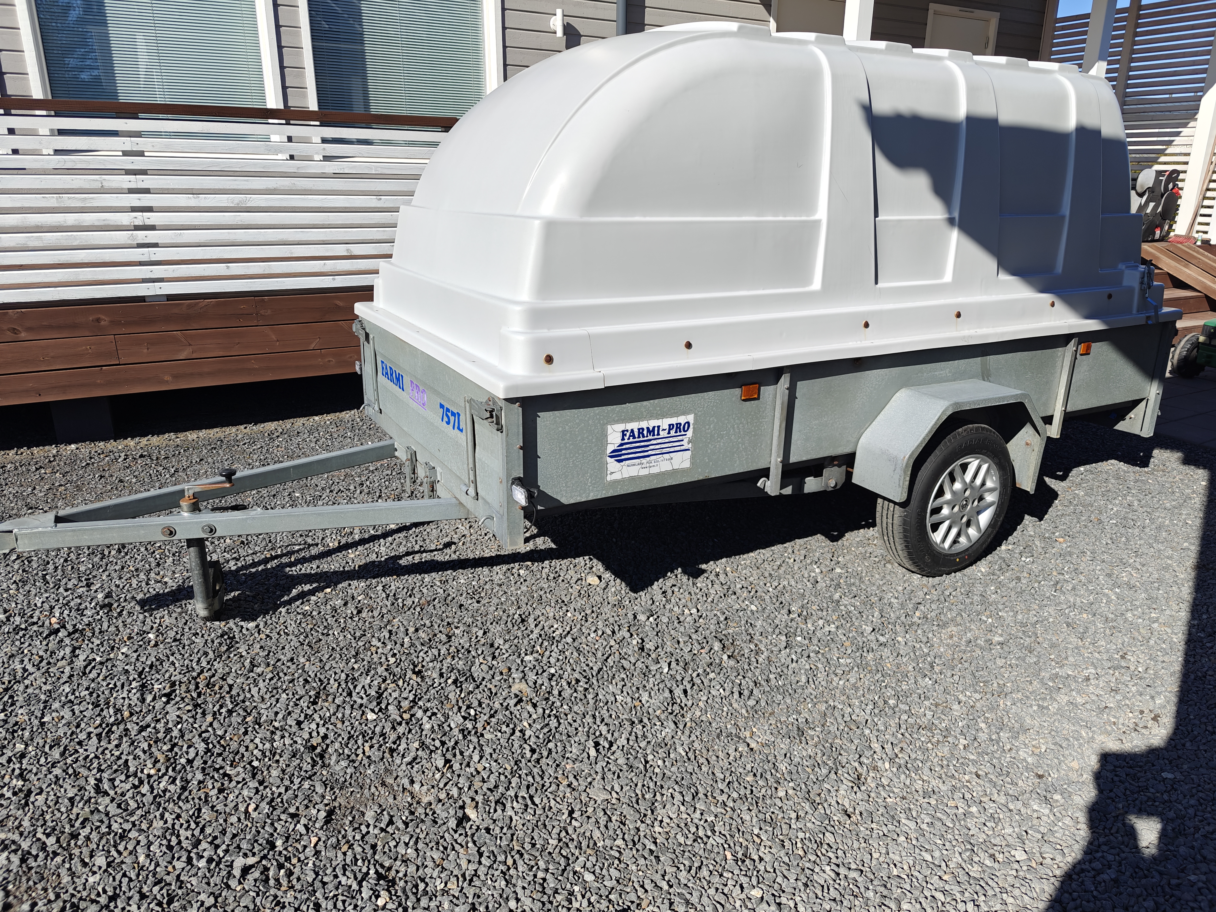 Farmi pro 757l – tilava peräkärry kuomulla (150x300)