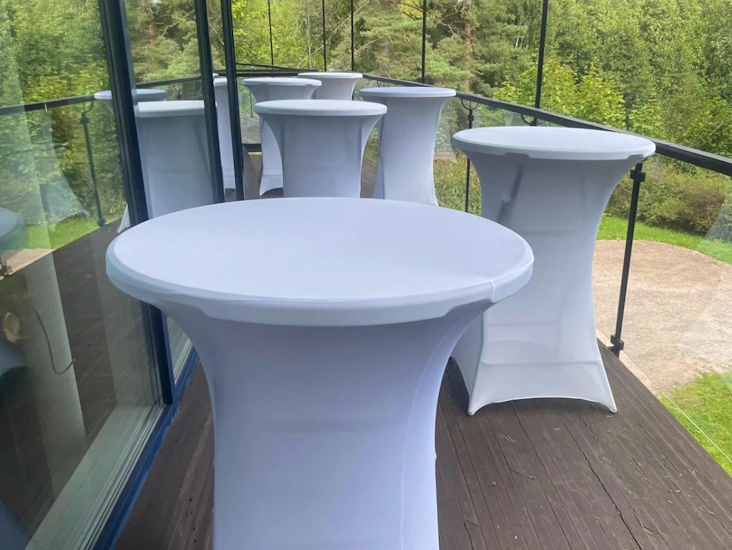 Korkea baaripöytä ( taittuu kasaan) valkoisella pingoitettavalla pöytäliinalla(ilmoitus2)