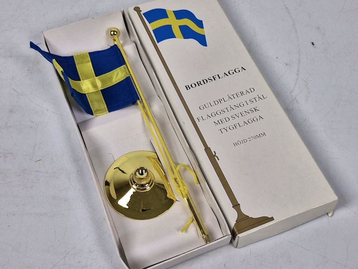 Fin mässings flagga för födelsedagar