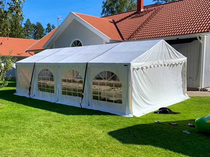 Partytält, bord, stolar, porslin & bestick.