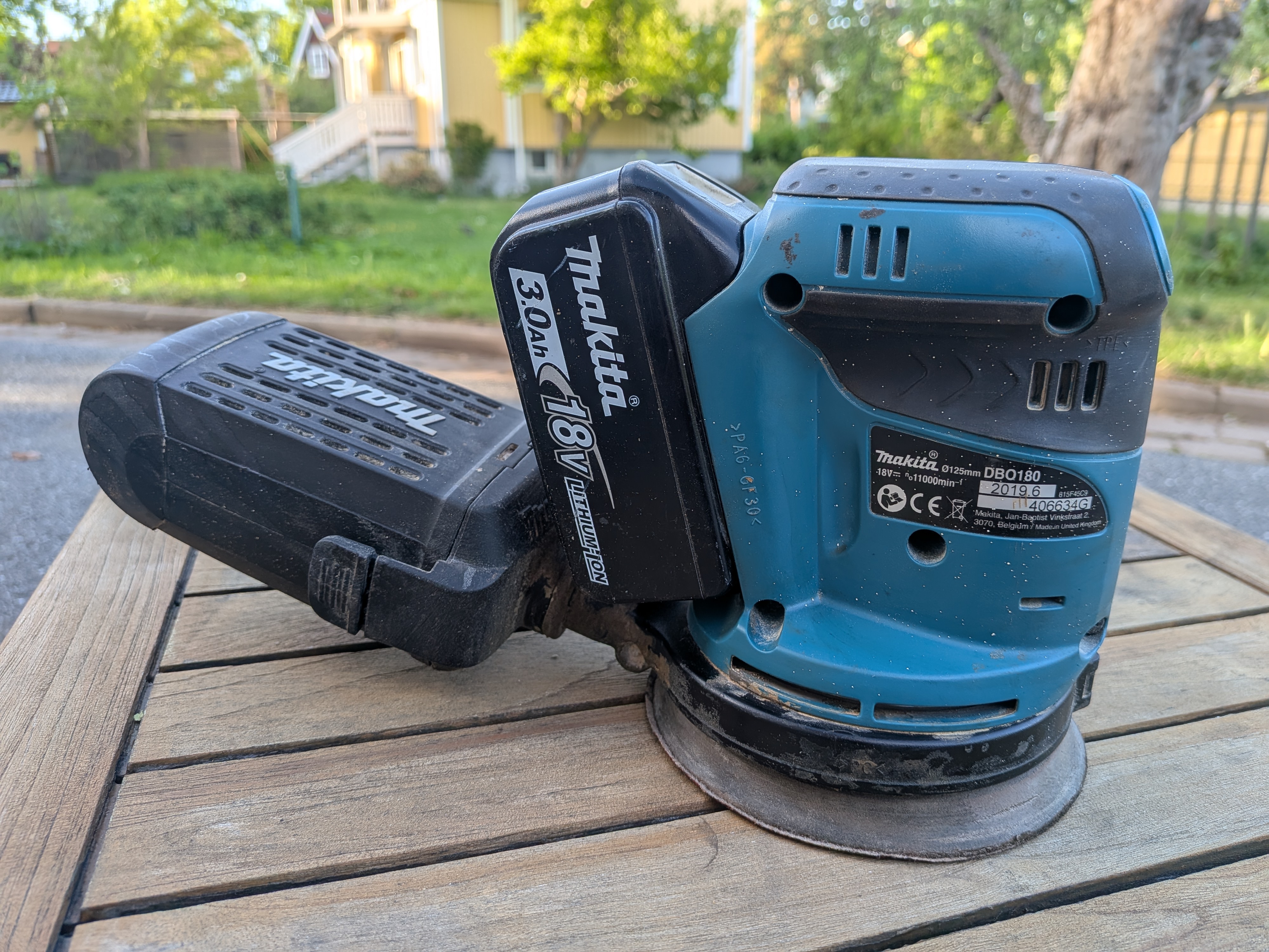 Smidig batteridriven excenterslip från makita (inkl. 2 batterier + laddare)