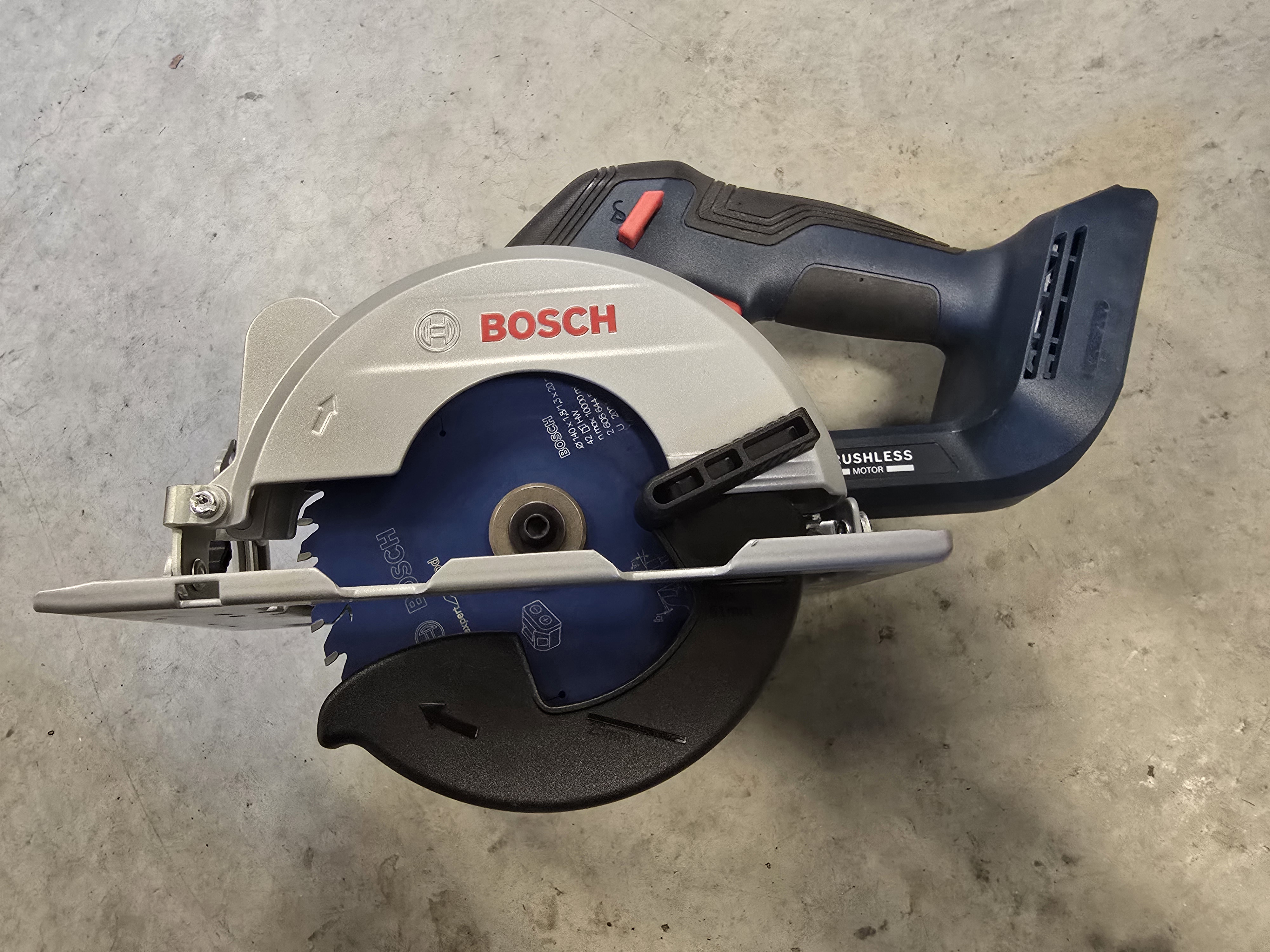 Smidig batteridriven cirkelsåg bosch professional gks 18v-51 – lätthanterlig enhandsmodell