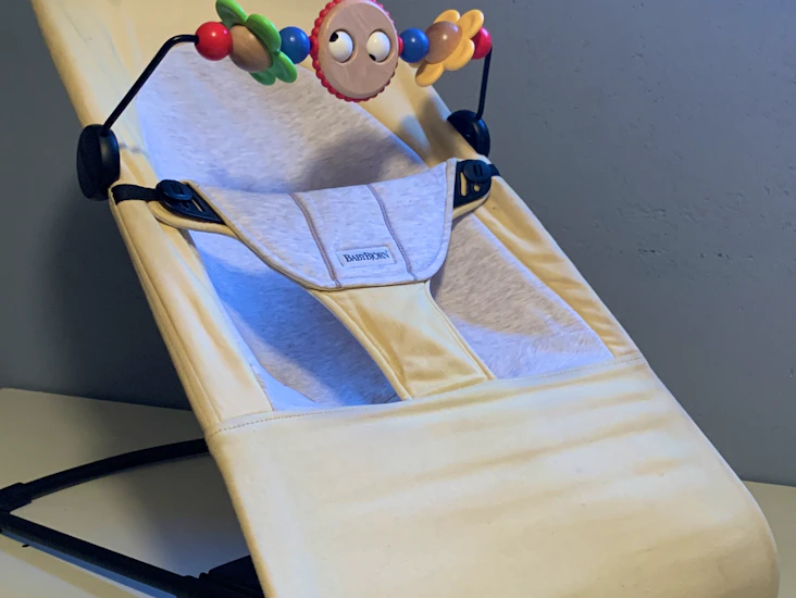 Babysitter med lekbåge babybjörn