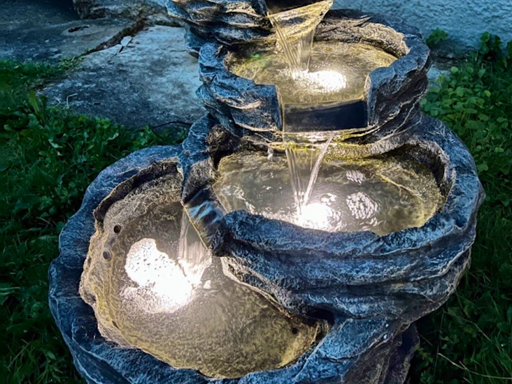 Trädgårdsfontän med belysning