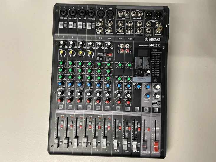 Yamaha mg12x mixing desk