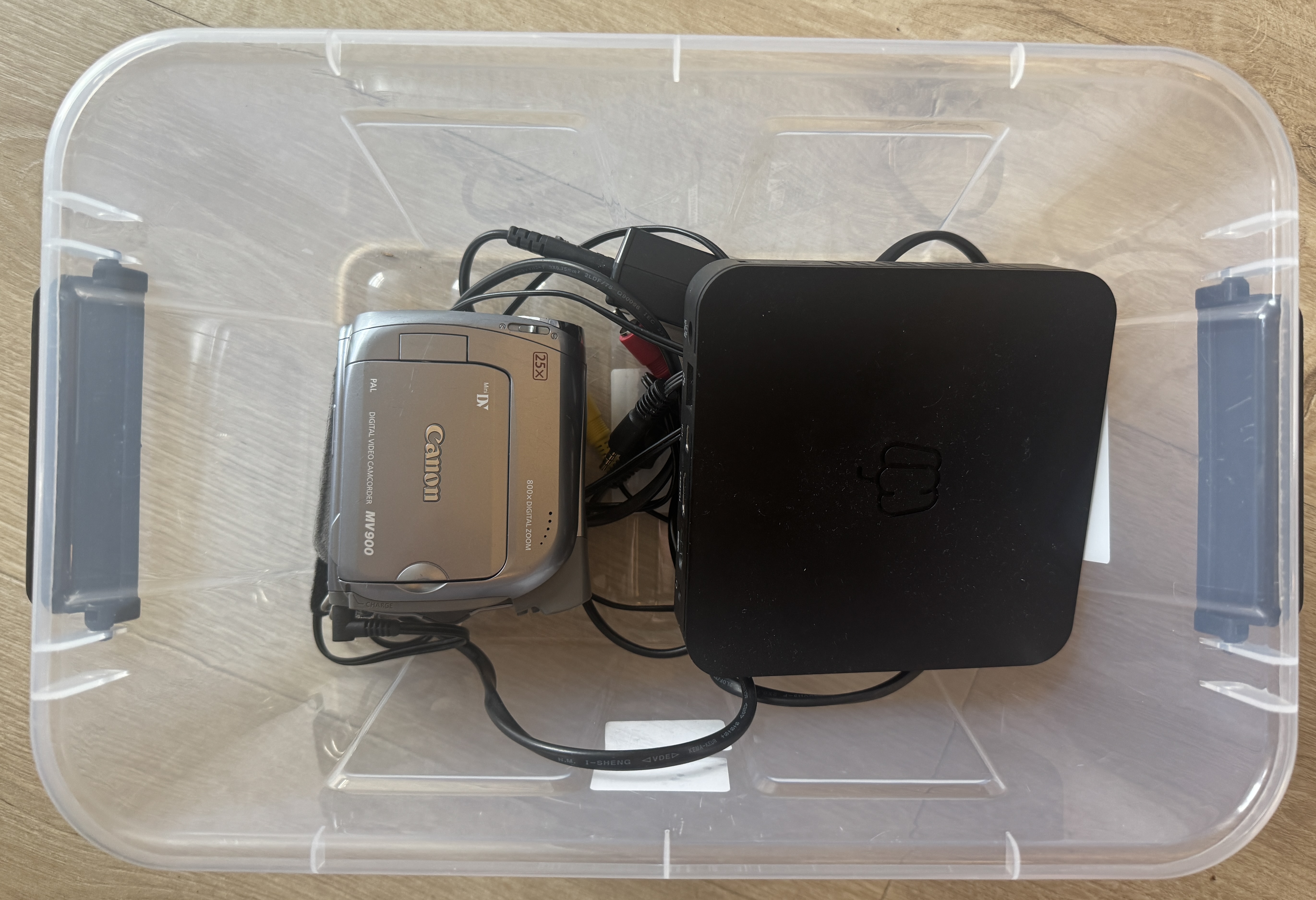 Pakke: minidv-kamera og pc for å digitalisere video