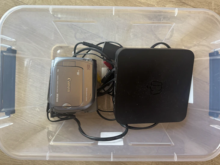 Pakke: minidv-kamera og pc for å digitalisere video