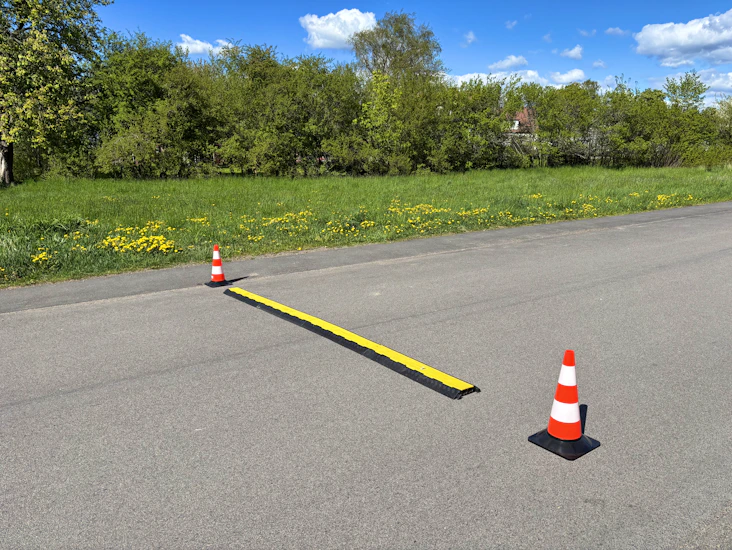 Kabelskydd med två kabelkanaler / kabelbrygga / farthinder