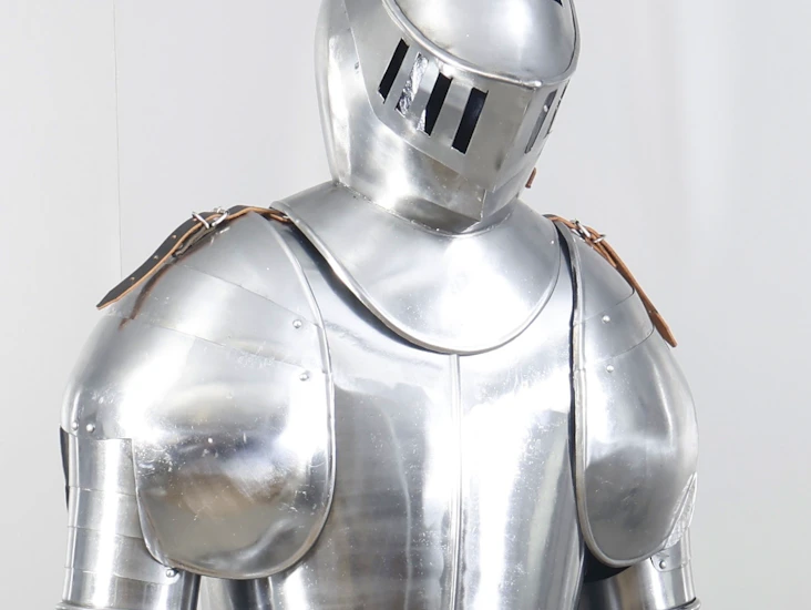 Medeltida riddarrustning - rustning i naturlig storlek för en riddare