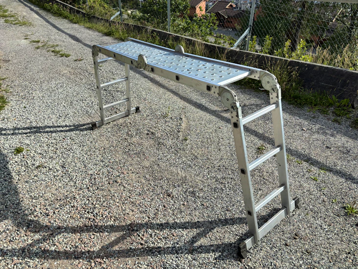 Kombistige med stillasplate