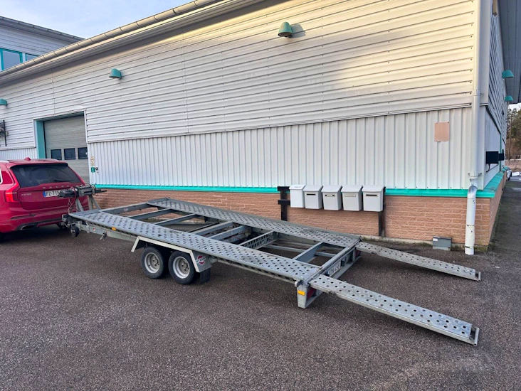 Biltransport maskinsläp 2700 kg tipp lastar 2050kg