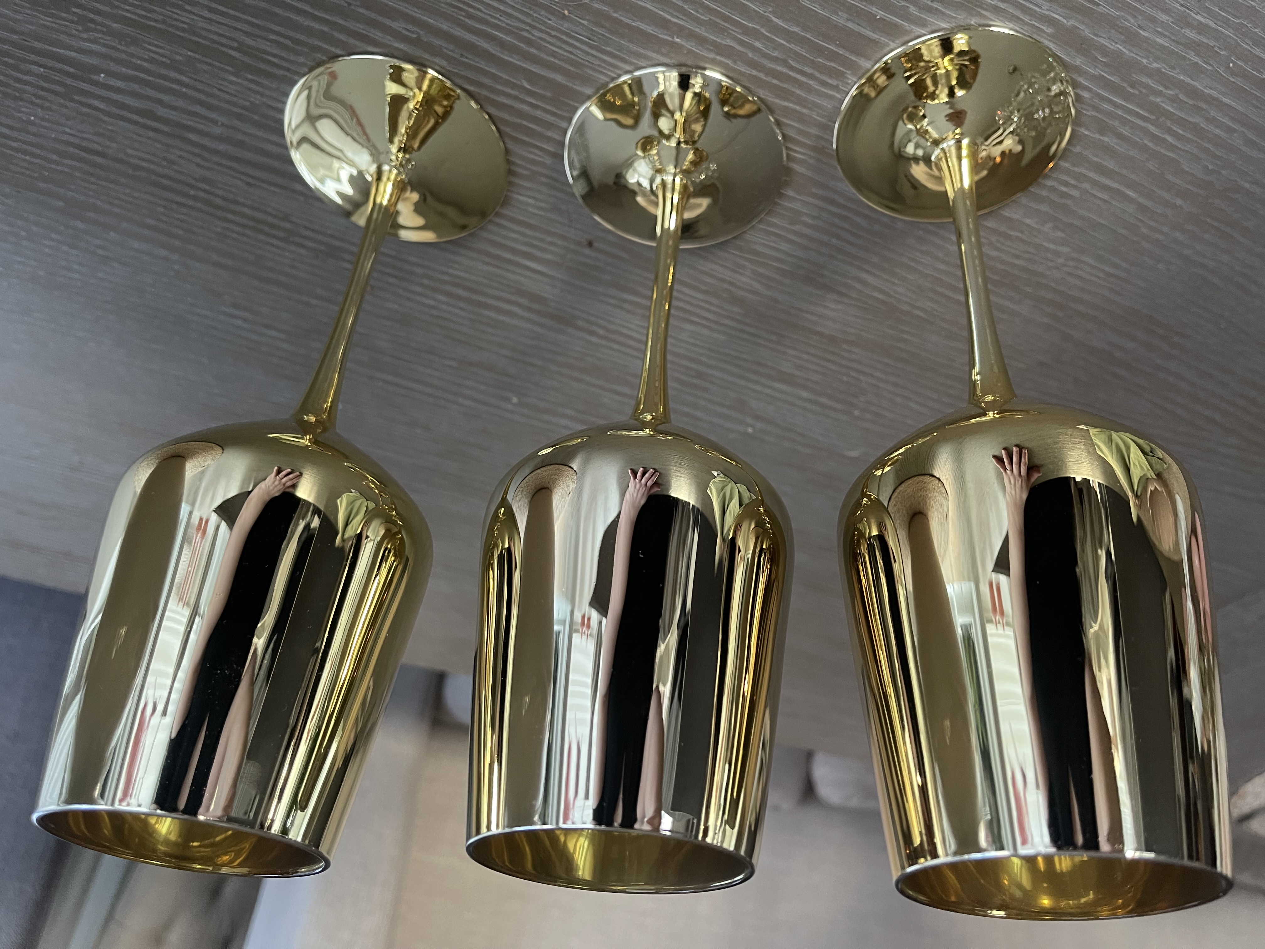 Kremmerhuset vinglass i gullfarget metallfinish. 