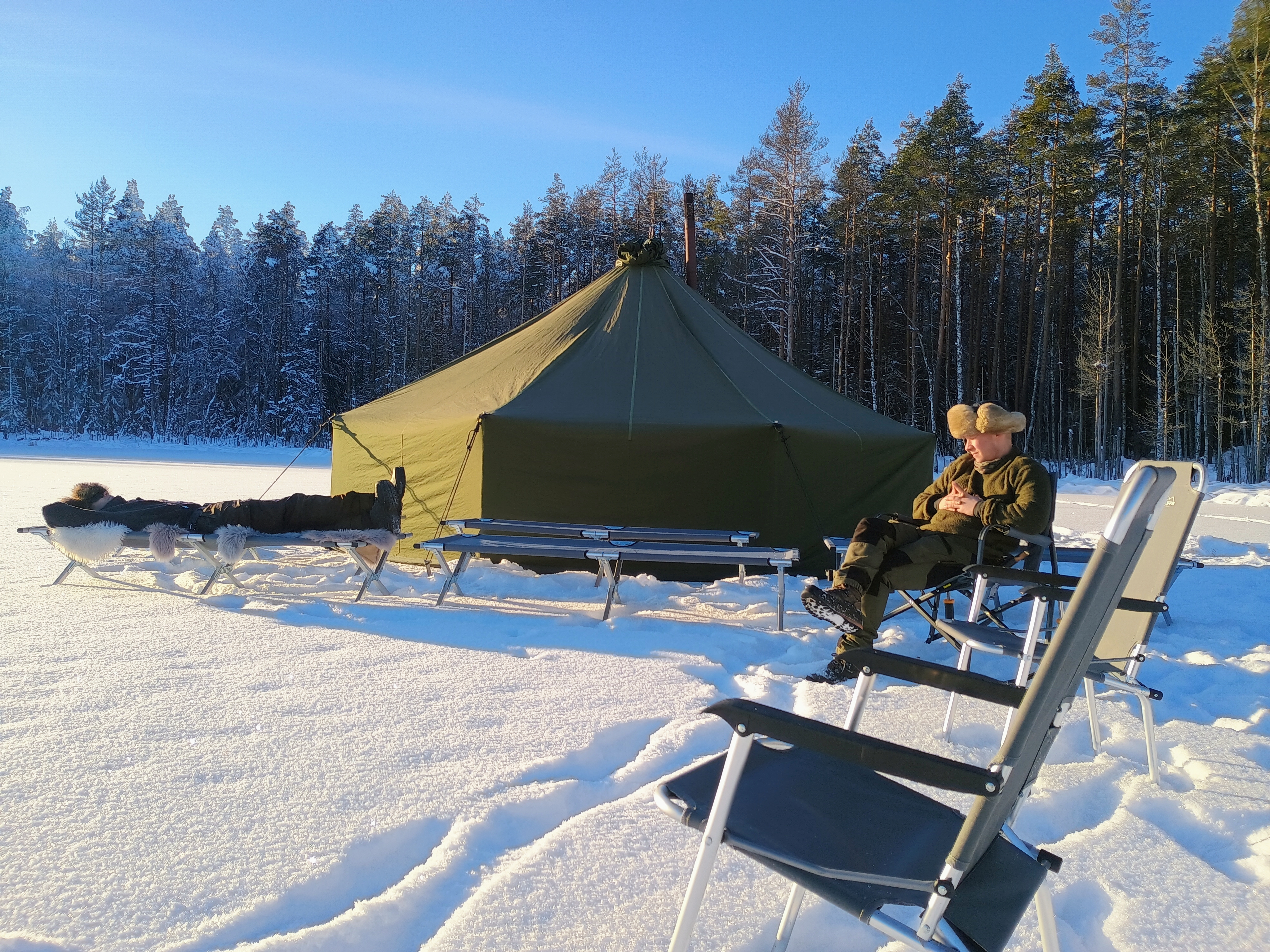 Puolijoukkueteltta ja kamina , kenttäsänkyjä