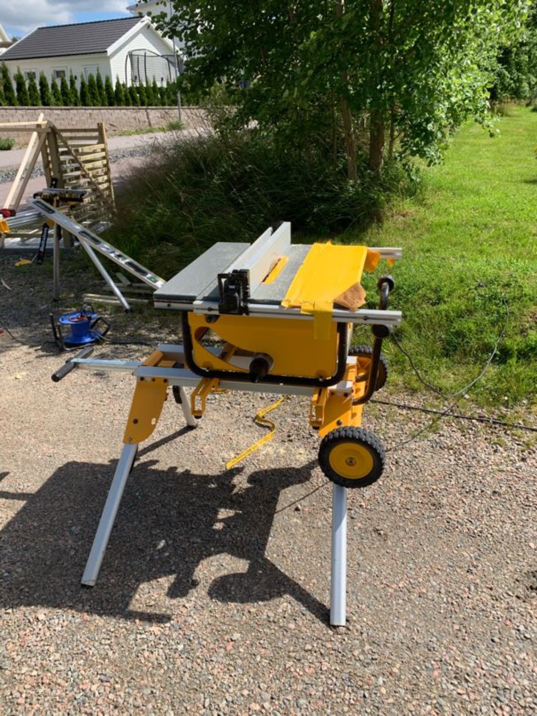 Dewalt bordssåg med benställningen 