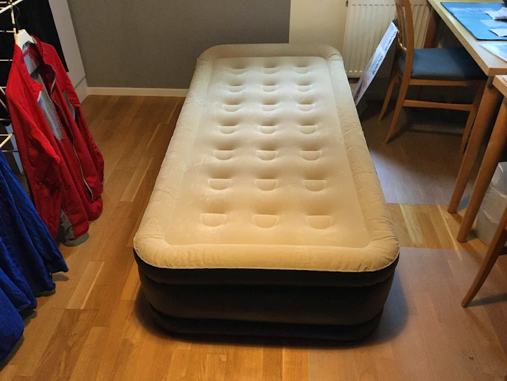 Luftbädd,inbyggd pump,nr 2. 2 st samma adress