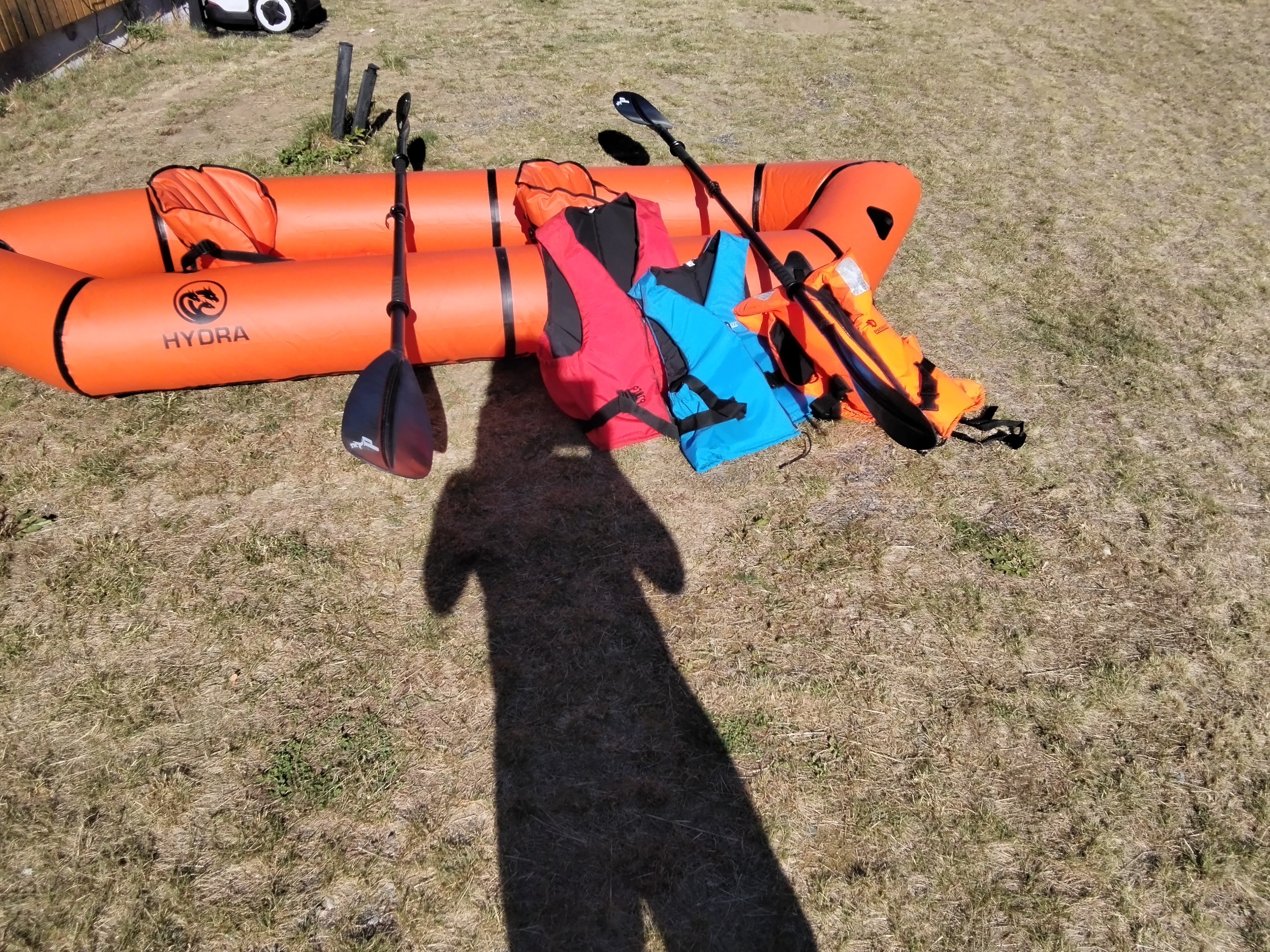 To-seters packraft med elektrisk luftpumpe, redningsvester og årer