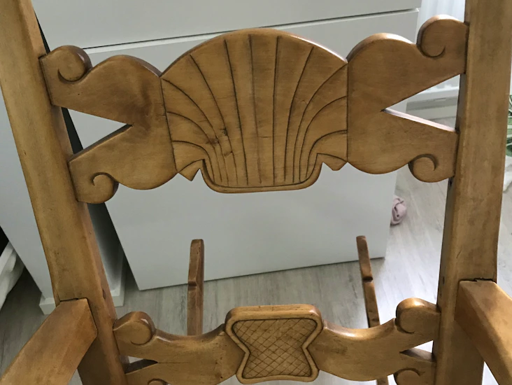 Kaunis täyspuinen keinutuoli