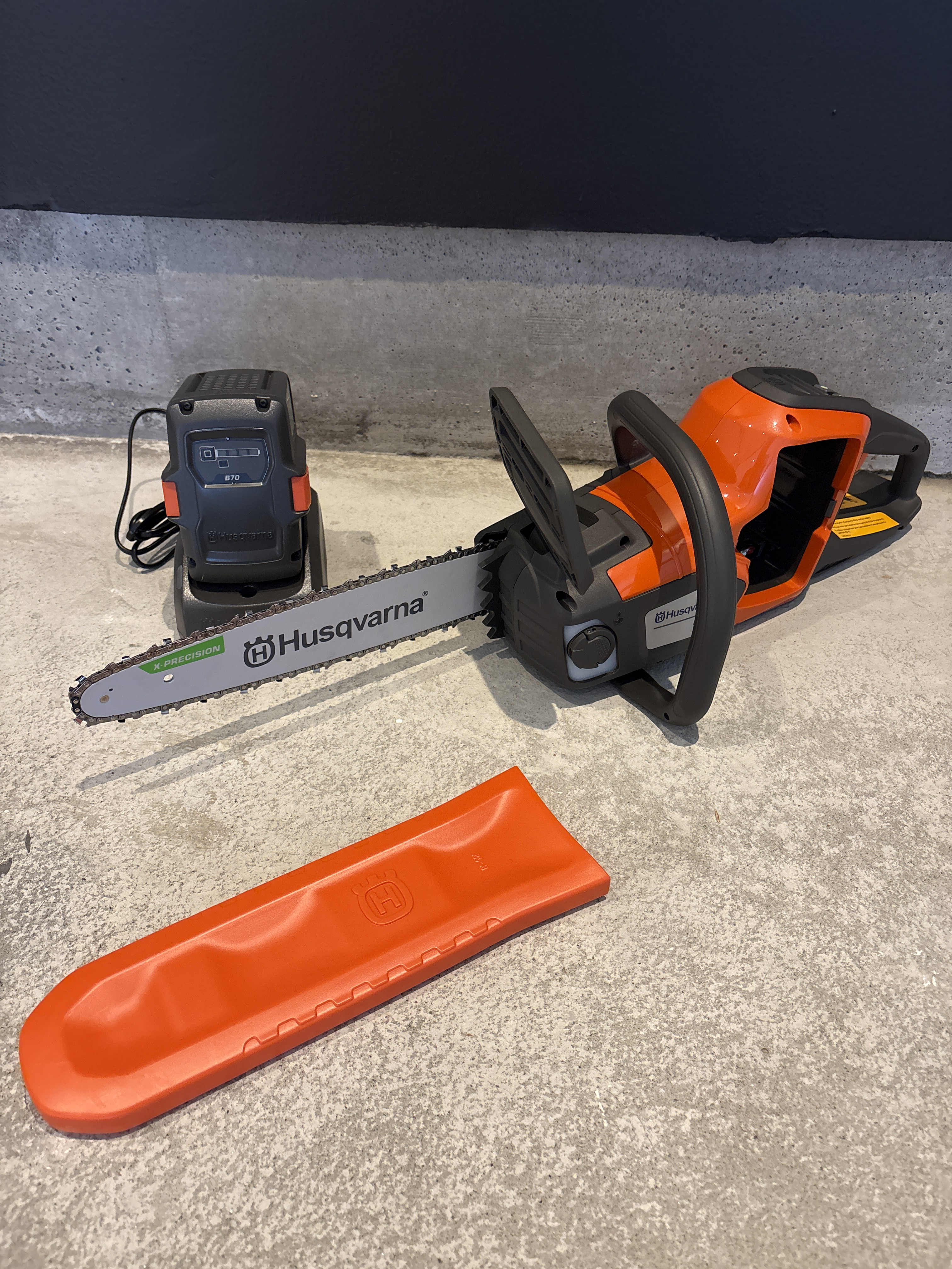 Husqvarna 215i med batteri og lader