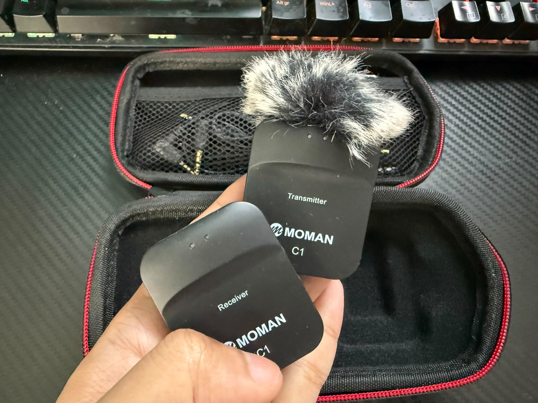 Moman c1 wireless lavalier microphone, 2.4ghz compact wireless lapel mic system 