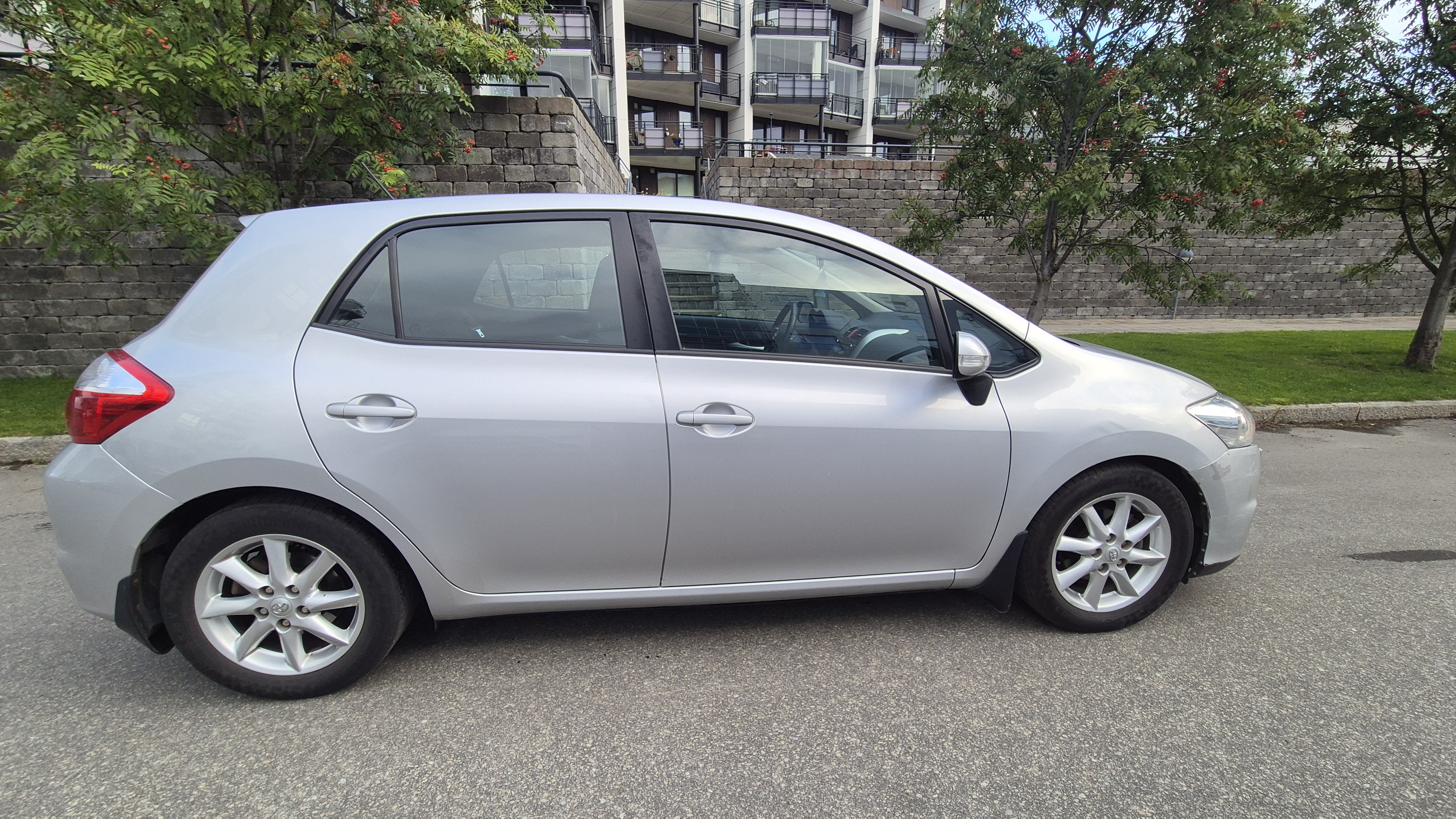 Lettkjørt og økonomisk toyota auris manuell