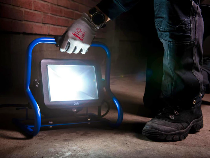 Arbeidslampe led med strømuttak