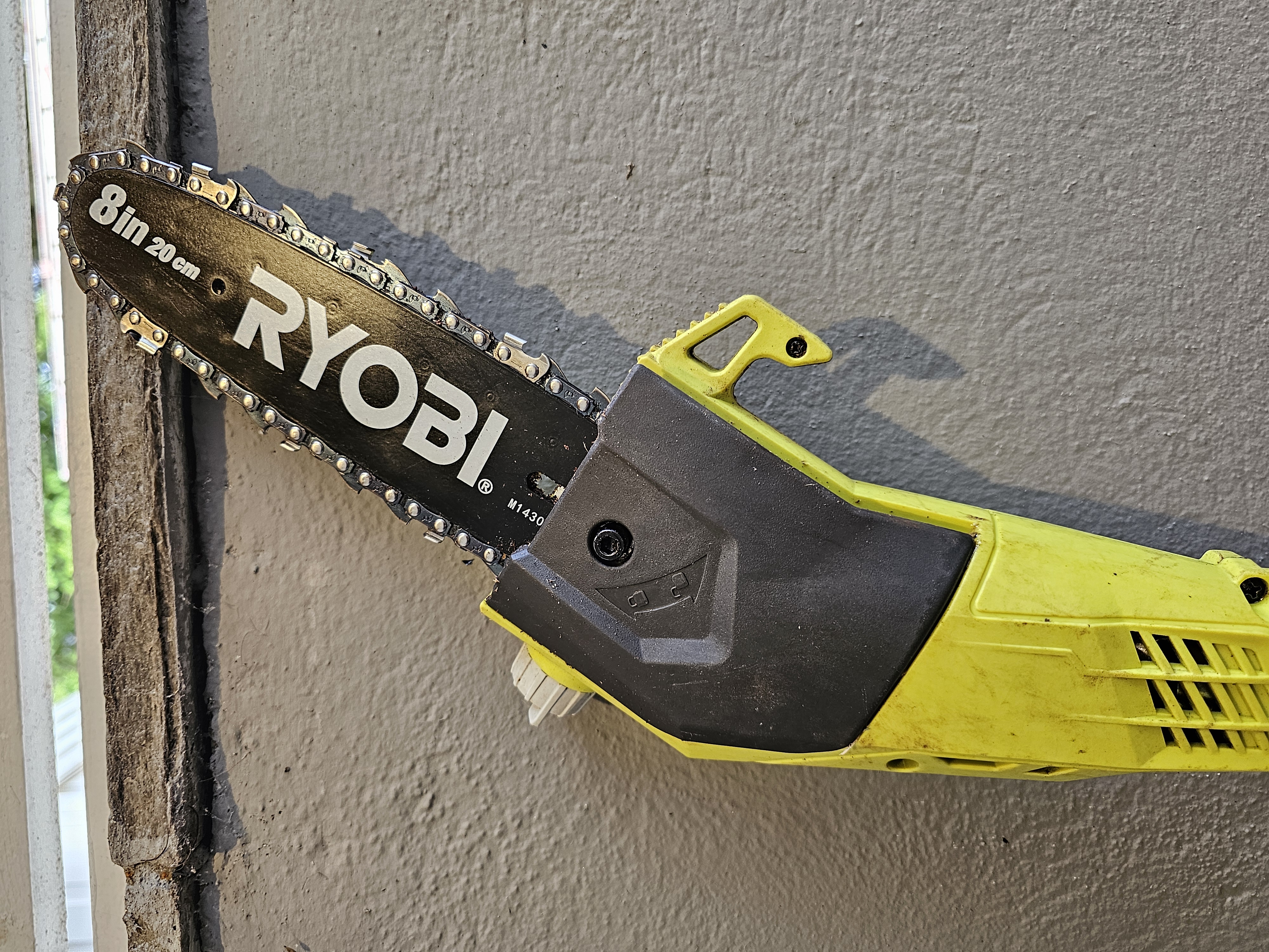 Ryobi grensag med 20 cm sverd. med batteri + lader. opptil 4m lang