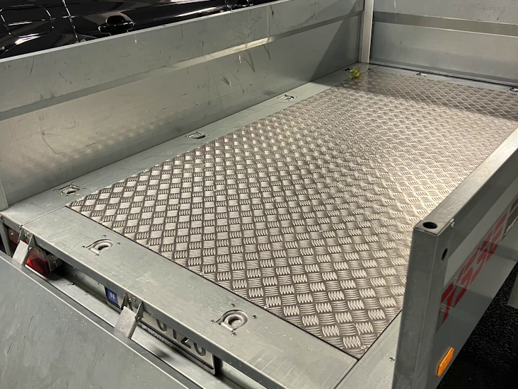 Tysse tilhenger med tipp leies ut