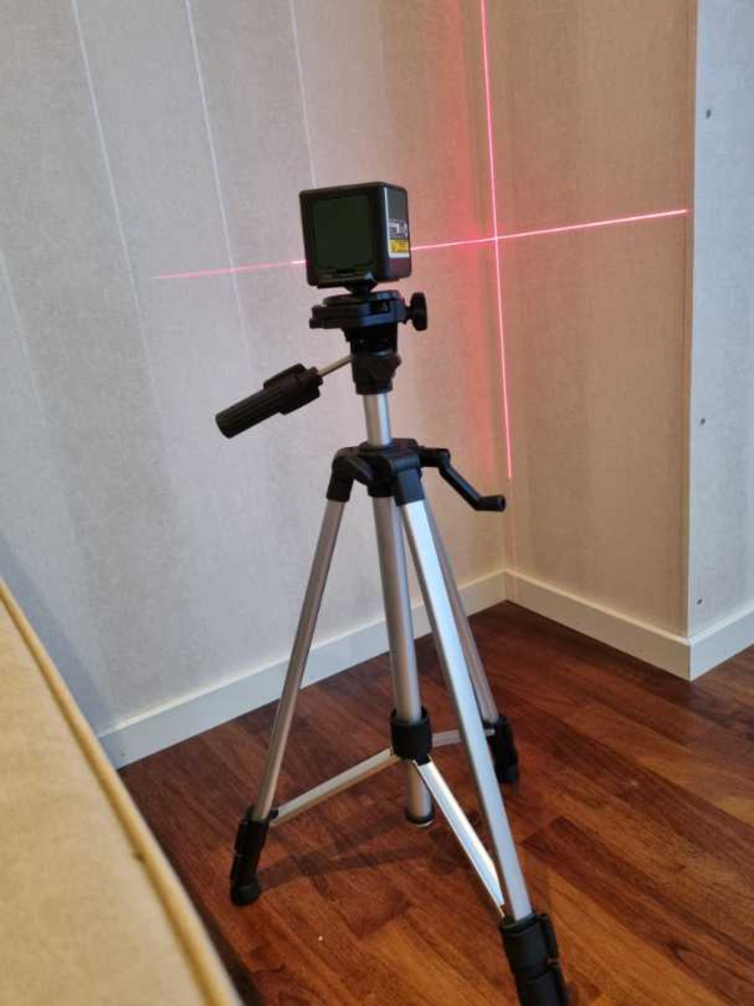 Bosch krysslaser med stativ og avstandsmåler 