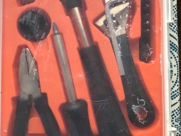 Hammare, skruvmejslar, skiftnyckel, tång