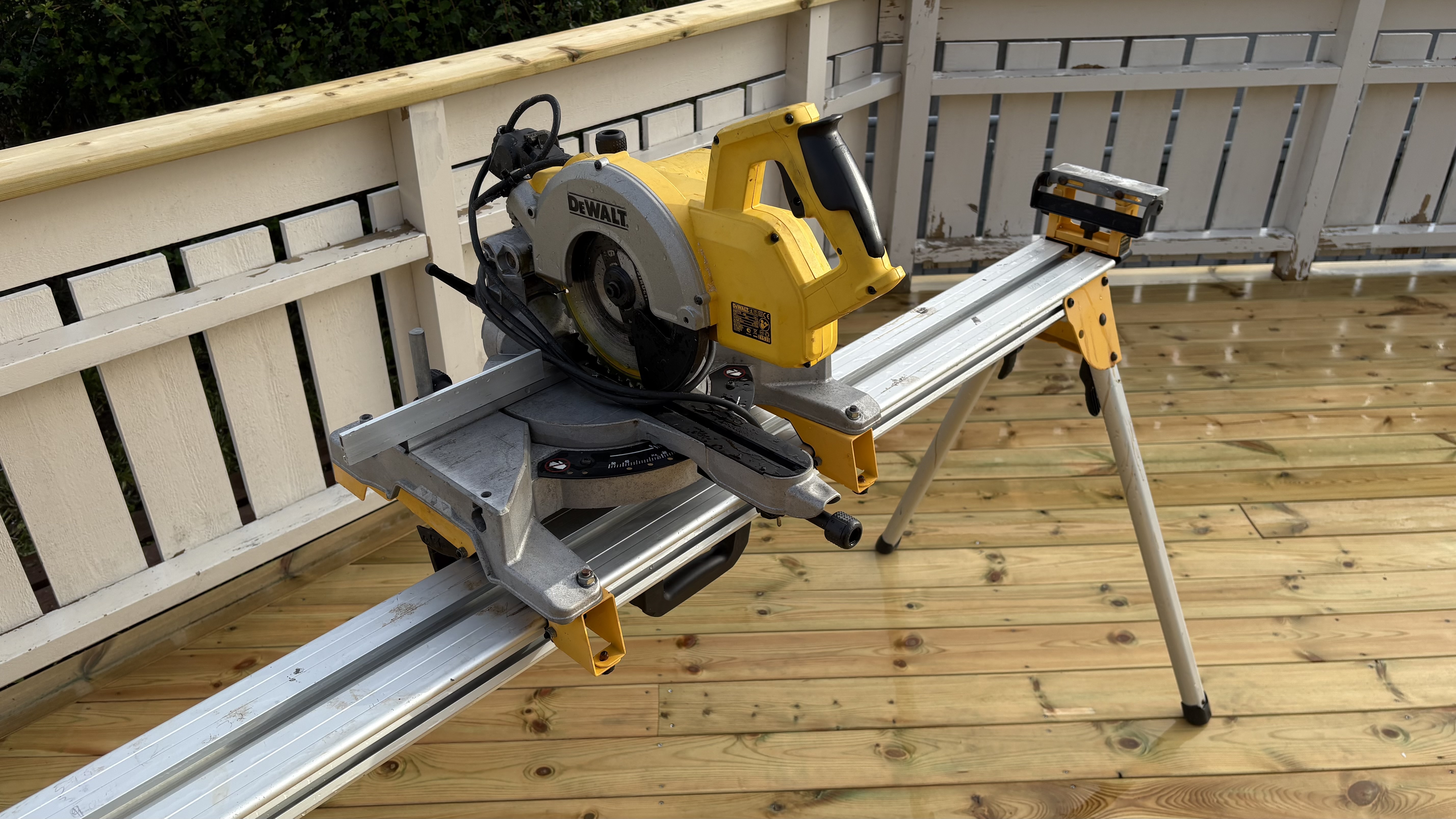 Dewalt dws770 kapp- og gjærsag inkl. sagbord(de7023)