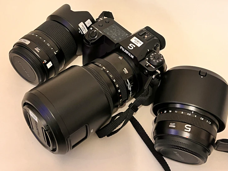 Gfx100s 102mp medium-format mirrorless camera w/batteries sd card charger, strap, bag