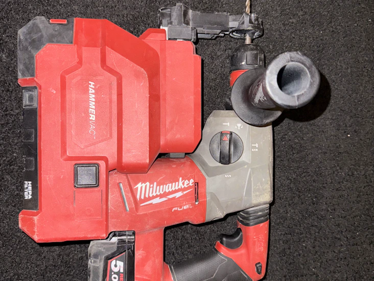 Slagborehammer med mejselfunktion og integreret støvsuger