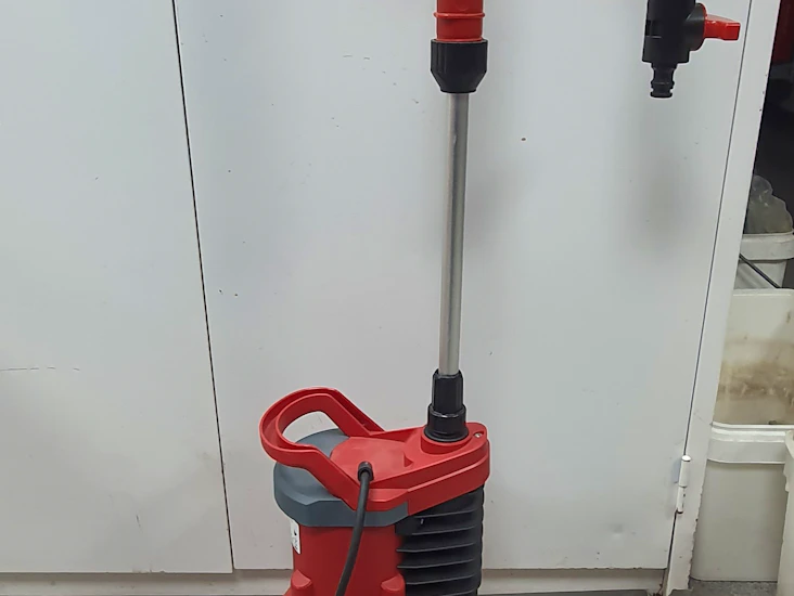 Bevatnings-dränerings pump.