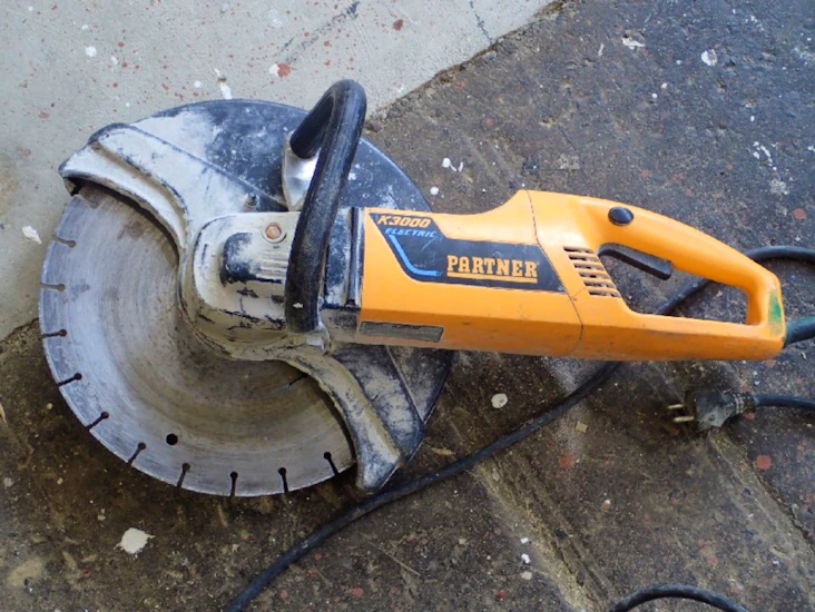 Partner eldriven motorkap