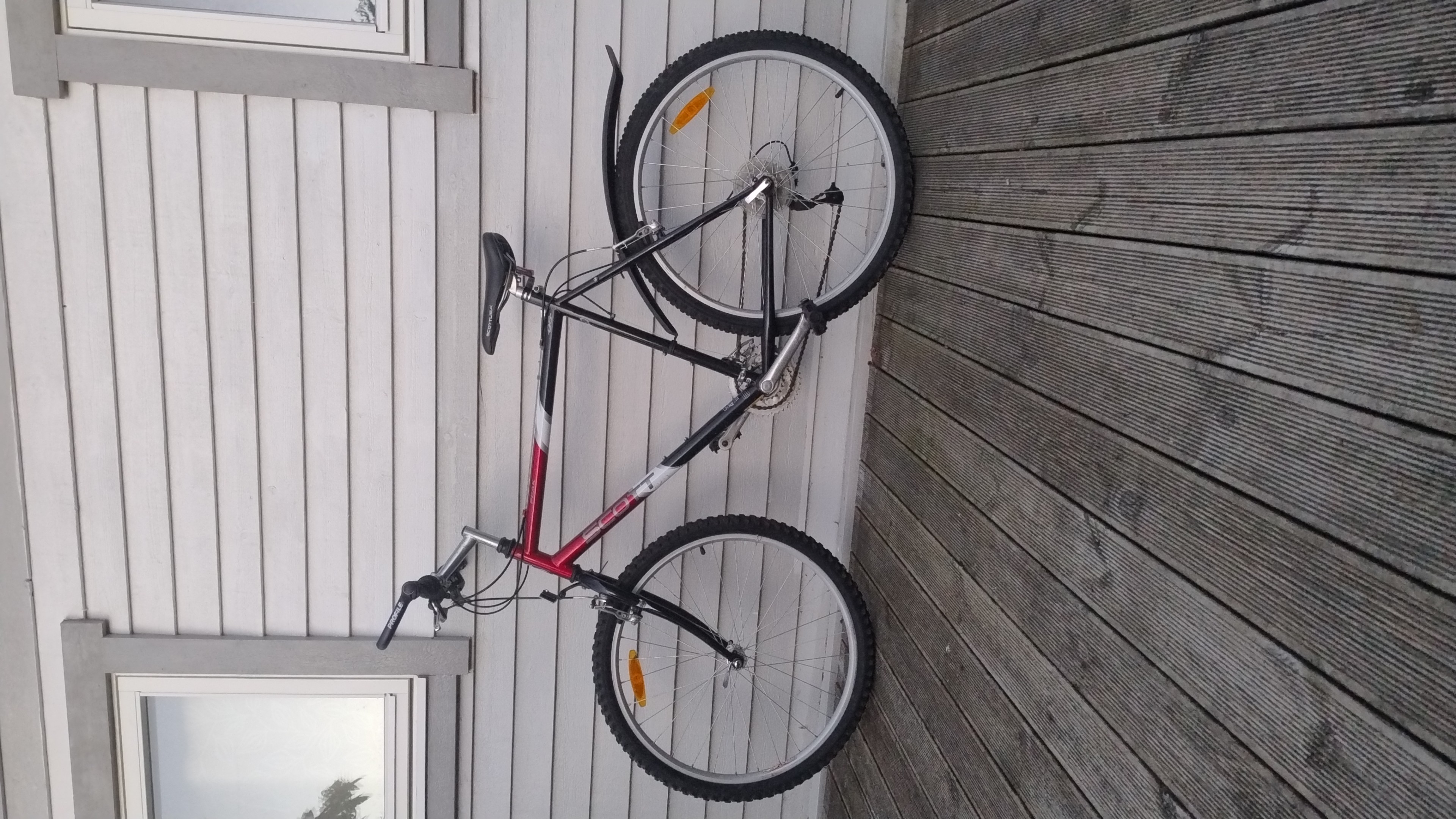 Scott mountainbike 24 växlar | lås ingår | reservhjälm finns
