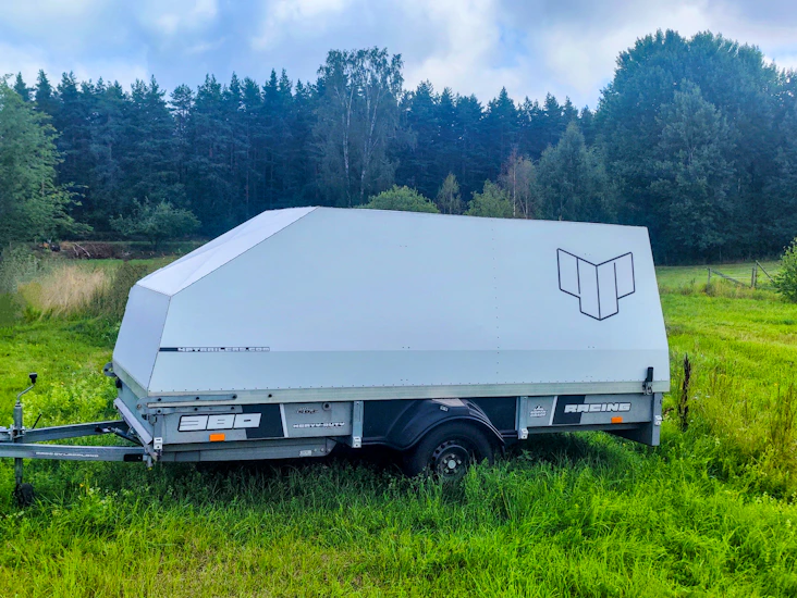 Kåpsläp – tippbart med aluminiumkåpa – 870kg lastvikt