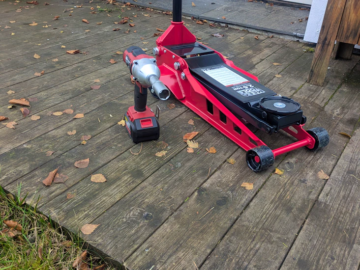 Høytløftende lavprofiljekk 2,5t + batteridrevet muttertrekker