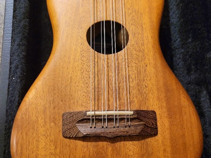 8-strenger ukulele