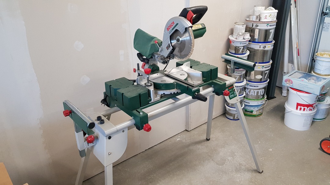 Kap- och geringssåg bosch pcm 8 s med stativ