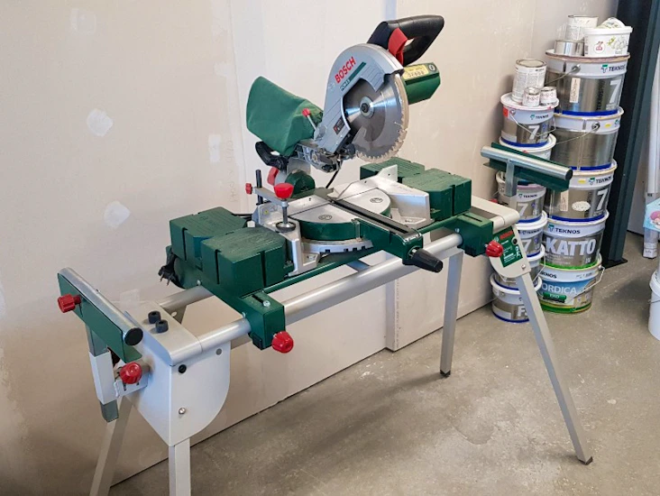 Kap- och geringssåg bosch pcm 8 s med stativ