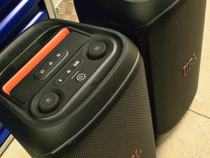 2 st jbl partybox 320 – stereoljud, ljusshow & trådlösa mickar