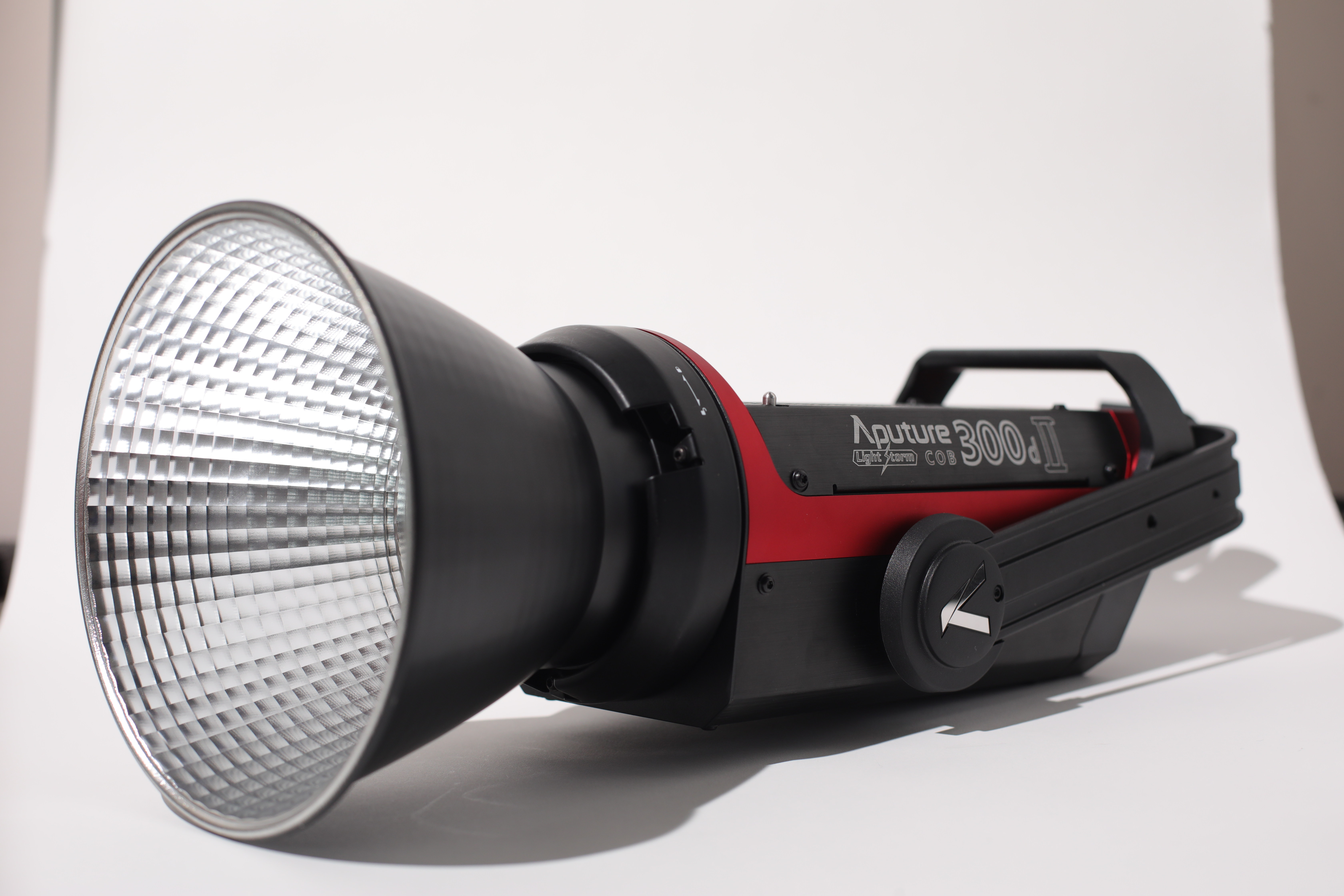 Aputure ls 300d mark ii – powerful led light with light dome ii