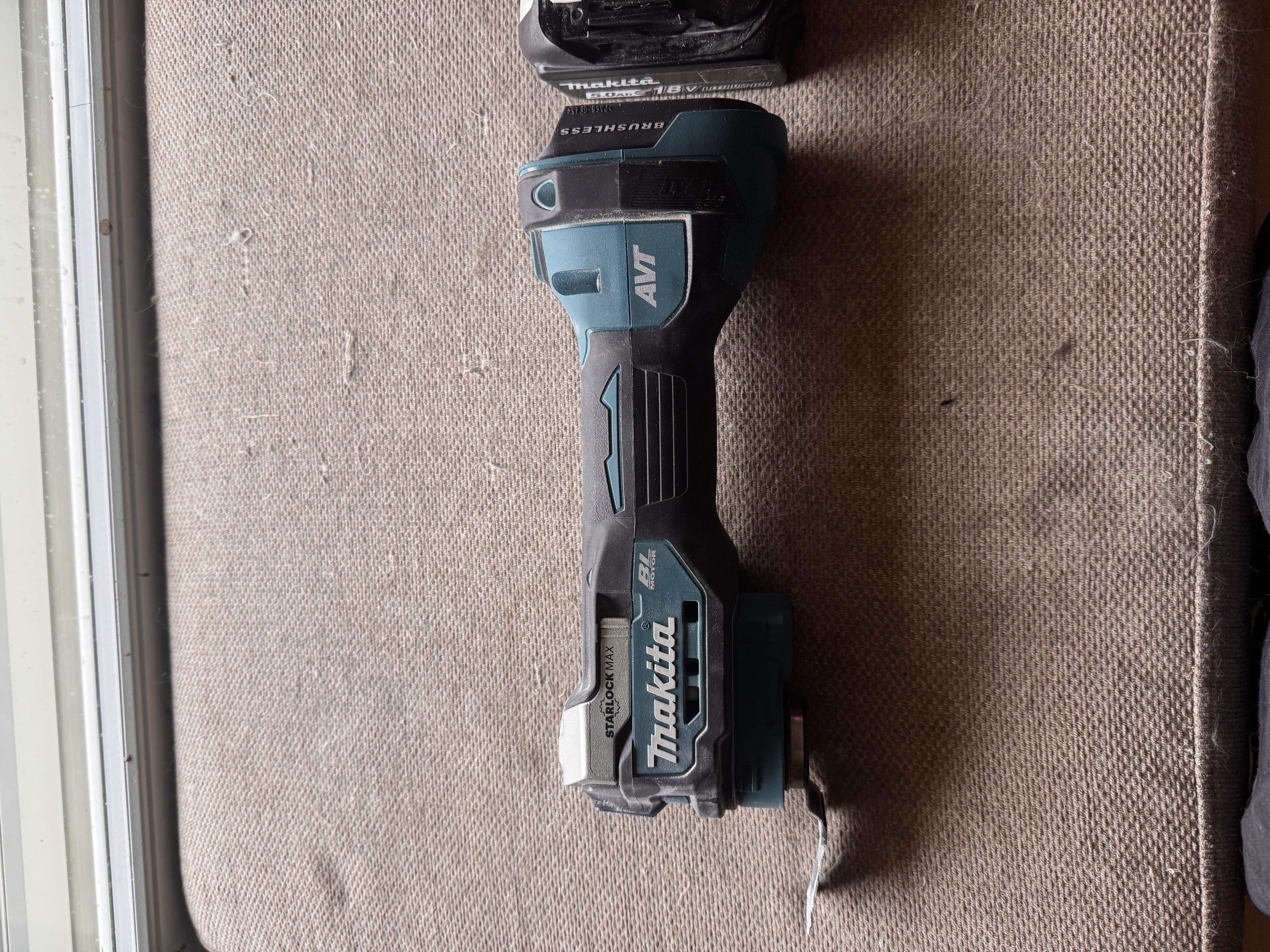 Makita monitoimikone